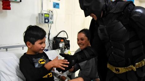 Después de 10 años, el Batman solidario de La Plata reveló su identidad y le dejó su legado a alguien más