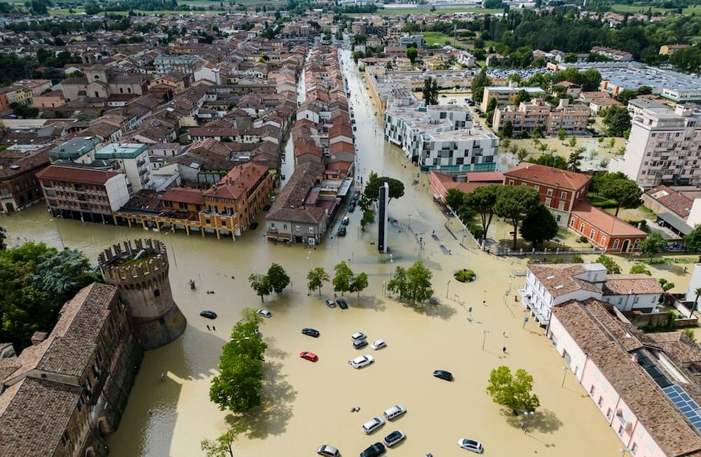 Una vista aérea muestra automóviles parcialmente sumergidos a lo largo de una calle inundada tras el desbordamiento de un río, en Lugo, cerca de Rávena, Italia. Foto: EFE