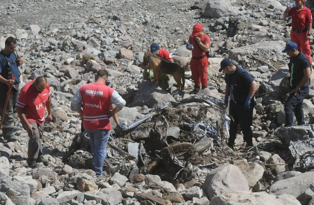 Destruído. Así encontraron el auto que arrastró la crecida.  Ignacio Blanco / Los Andes