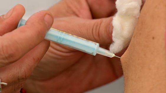 Habilitan la inscripción para que mayores de 60 años se vacunen contra el coronavirus en Mendoza. Foto: Orlando Pelichotti / Los Andes