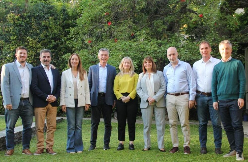 Hebe Casado (al centro), junto a la cúpula del Pro en Capital Federal. Aparecen Mauricio Macri, Patricia Bullrich y Horacio Rodríguez Larreta, entre otros.