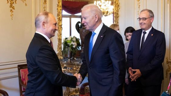 El saludo entre Vladimir Putin y Joe Biden en una reunión celebrada en Ginebra. Foto: AP