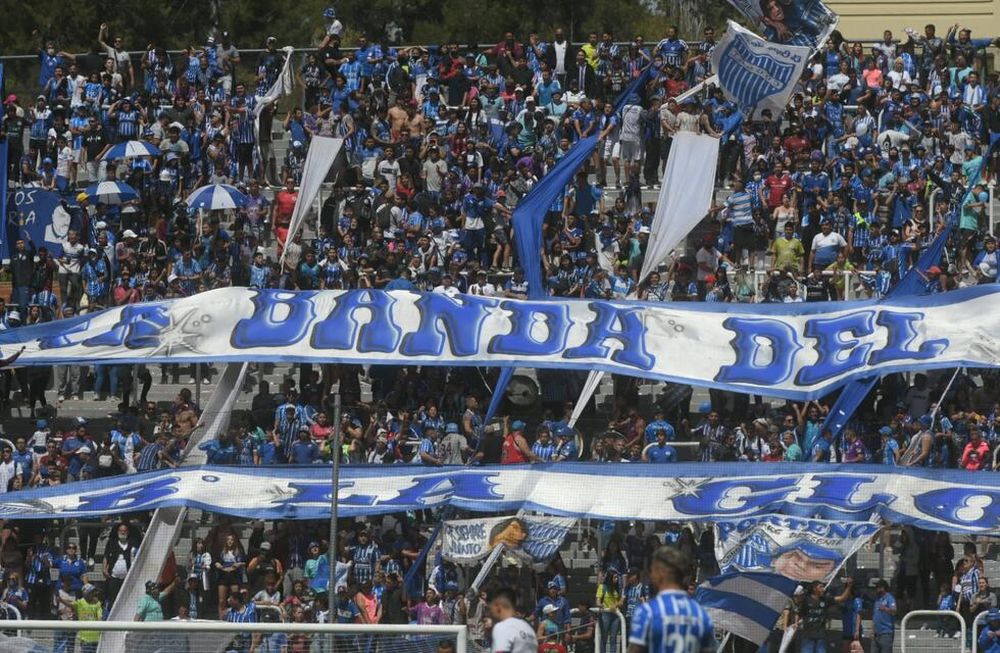 La popular Sur del estadio Malvinas Argentinas estuvo repleta alentando a Godoy Cruz y recordó al Morro García. / Ignacio Blanco (Los Andes).