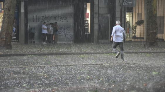 Una fuerte tormenta de granizo azotó el jueves al Gran Mendoza - Mariana Villa / Los Andes