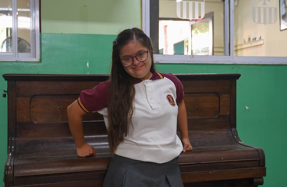 21 de marzo día internacional del Síndrome de Down. Giuliana de 14 años cursa el 2° año del secundario en el Instituto Padre Vázquez de Maipú. Foto: Marcelo Rolland / Los Andes