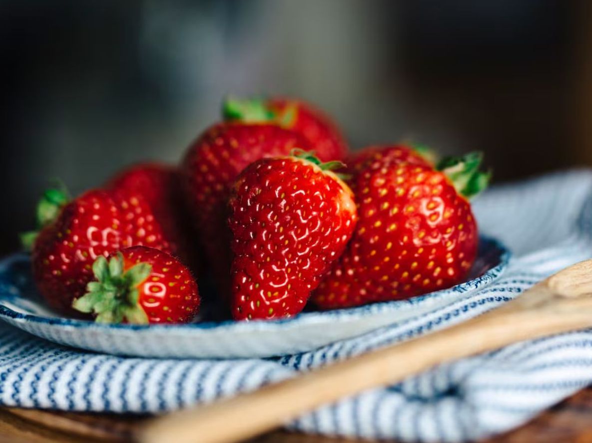 Este sistema evita la condensación y ayuda a que las frutillas se mantengan firmes y dulces por más tiempo.