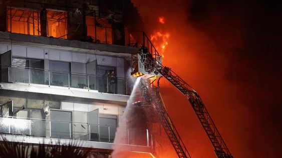 Vista del incendio declarado sobre las cinco y media de esta tarde en un quinto piso de un edificio de viviendas de València que ha afectado totalmente al inmueble y se ha propagado a otro anexo, y los bomberos intentan aún rescatar a vecinos desde los balcones. Foto: EFE/Manuel Bruque