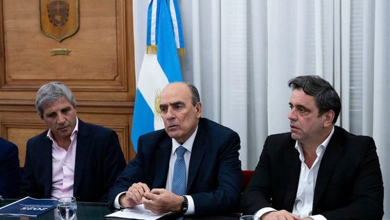 El jefe de Gabinete, Guillermo Francos, y el ministro de Economía, Luis Caputo, se reunieron en Casa Rosada con gobernadores y funcionarios provinciales para dialogar sobre los principales lineamientos del Presupuesto 2025, en una reunión donde también participan el vicejefe de Gabinete del Interior, Lisandro Catalán; el vicejefe de Gabinete Ejecutivo, José Rolandi; y el secretario de Hacienda, Carlos Guberman. Foto: NA