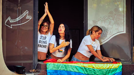 Lali Espósito en la Marcha del Orgullo Antifascista y Antirracista. Foto: La Nación