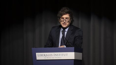 El presidente de Argentina, Javier Milei, habla después de recibir el Premio Roepke para la Sociedad Civil 2025 del Instituto Liberal durante una ceremonia de entrega de premios en el centro de congresos en Kloten, Suiza, el 24 de enero de 2025. Foto: EFE/EPA/ENNIO LEANZA