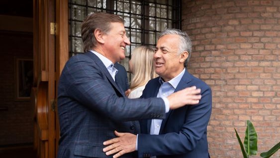 El gobernador Rodolfo Suarez recibió al gobernador electo Alfredo Cornejo y a su vicegobernadora Hebe Casado, compartieron un desayuno de trabajo en la residencia oficial.Foto: Ignacio Blanco / Los Andes