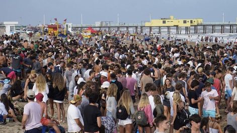 Preocupación. Una playa de Pinamar el fin de semana. Este tipo de aglomeraciones originó una reunión para tomar medidas.