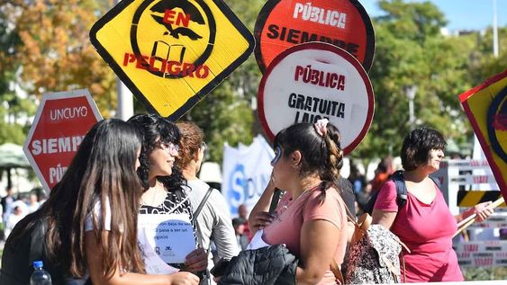 Más de 40 mil personas se movilizaron en Mendoza  en defensa a la educación pública y al no recorte de fondos para las universidades, una masiva movilización que empezó en la UNCuyo y finalizó en la plaza Independencia de Ciudad.Foto:José Gutierrez / Los Andes