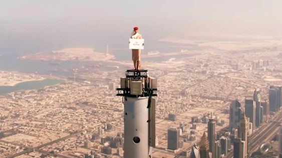 Emirates lanzó una impresionante publicidad en la que subió a una azafata a la punta del edificio más alto del mundo.