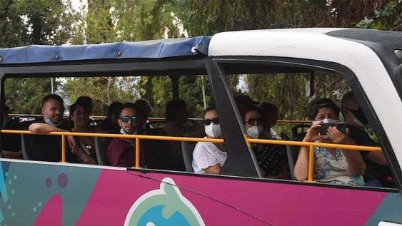 Turistas en el Cerro de la Gloria ubicado en el Parque General San Martín de Ciudad.