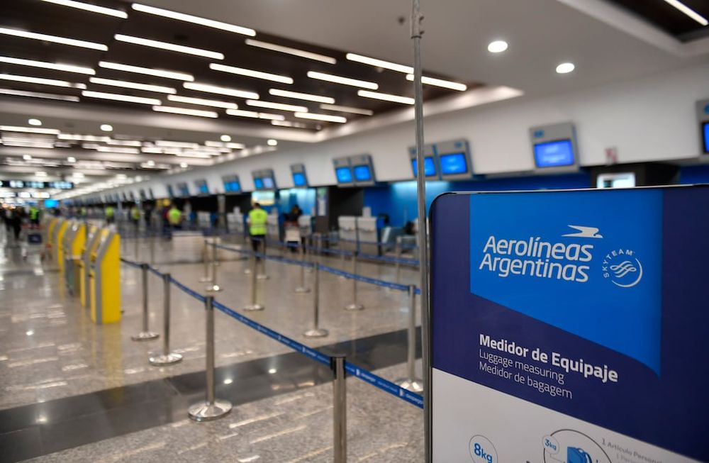 El paro por 24 horas dispuesto desde el mediodía de este viernes por los gremios de pilotos y tripulantes de cabina por demandas salariales dejará sin viajes a más de 37 mil pasajeros debido a la cancelación de más de 300 vuelos de Aerolíneas Argentinas. Foto: Juan Vargas / NA