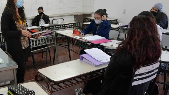 Desde las escuelas primarias y secundarias ya plantean alternativas para aumentar la asistencia escolar. Foto: Orlando Pelichotti /Los Andes
