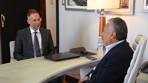 El gobernador Alfredo Cornejo recibió en su despacho al funcionario Diego Sucalesca, muy cercano a los hermanos Milei. Foto: Prensa Gobierno&nbsp;