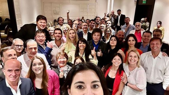 Milei junto con sus legisladores.