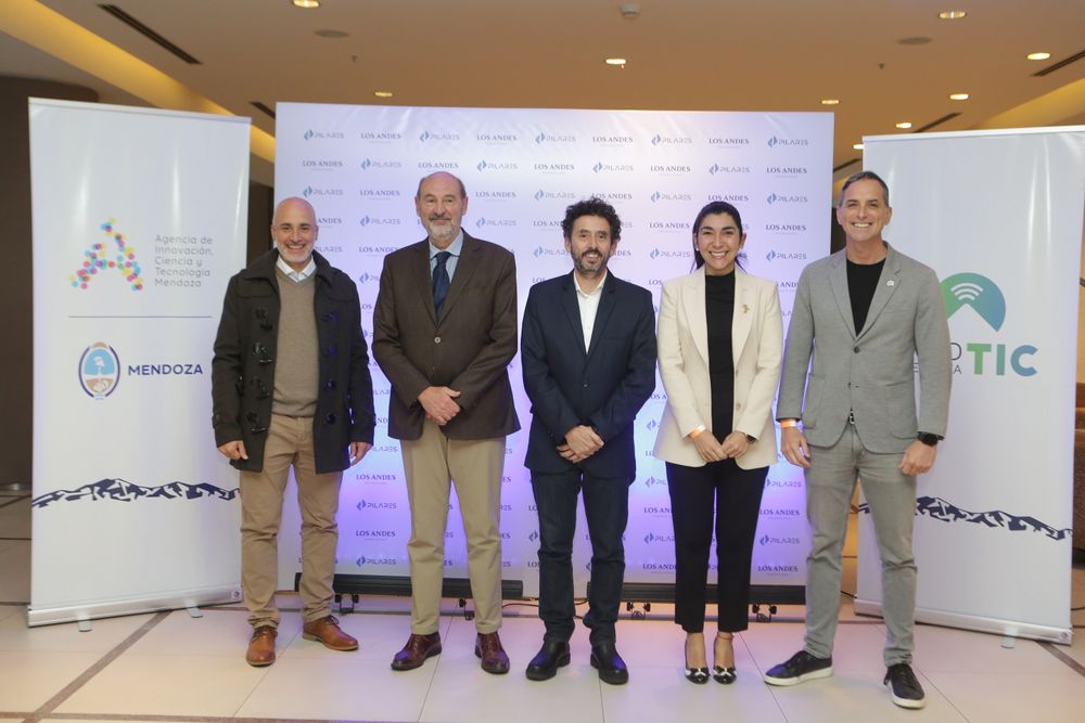 Mendoza Yenilik, Bilim ve Teknoloji Ajansı Başkanı Federico Morábito, Mendoza Üretim Bakanı Rodolfo Vargas Arizu, Pablo Dellazoppa, İstihdam ve Eğitim Müsteşarı Emilce Vega Espinoza ve InterBrain CEO'su Alberto Aguiló.