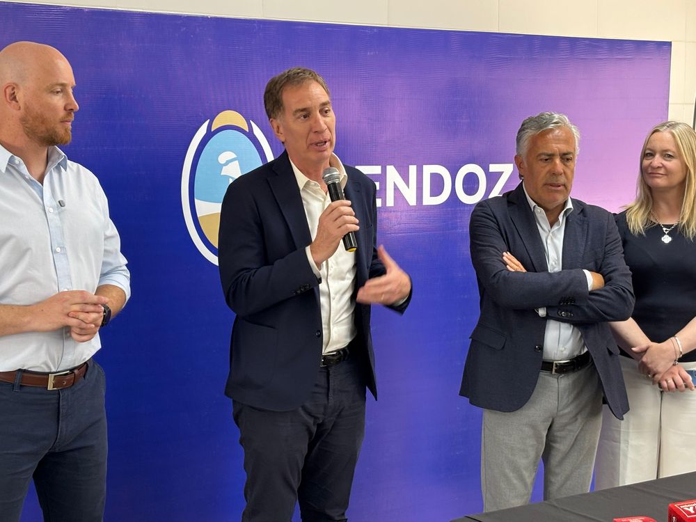 El ministro del Interior, Diego Santilli con el gobernador, Alfredo Cornejo en Mendoza.