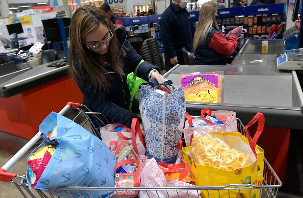 Las familias perciben un incremento superior al anunciado por los organismos oficiales en el precio de alimentos y bebidas. Foto: Orlando Pelichotti / Los Andes