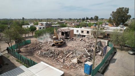 Derrumban un edificio que era incendiado por vecinos para evitar que se refugiaran delincuentes