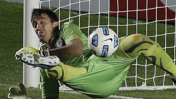 El arquero de la Celeste sufrió una fuerte torcedura en un dedo y hoy será evaluado para determinar su presencia en el juego de mañana. / Gentileza.