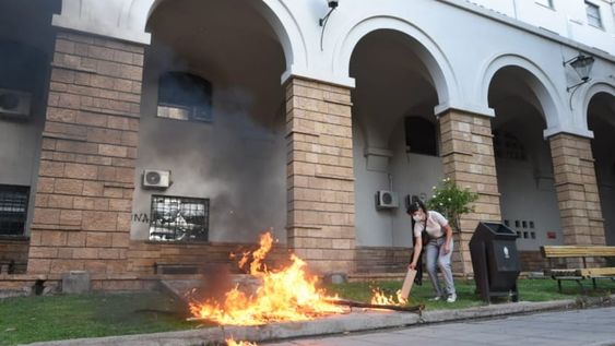 Un grupo de manifestantes lanzó piedras y bombas molotov al interior de Casa de Gobierno. Además prendieron fuego bancos y plantas en el exterior del edificio durante la marcha de pedido de justicia por el femicidio de Florencia Romano.