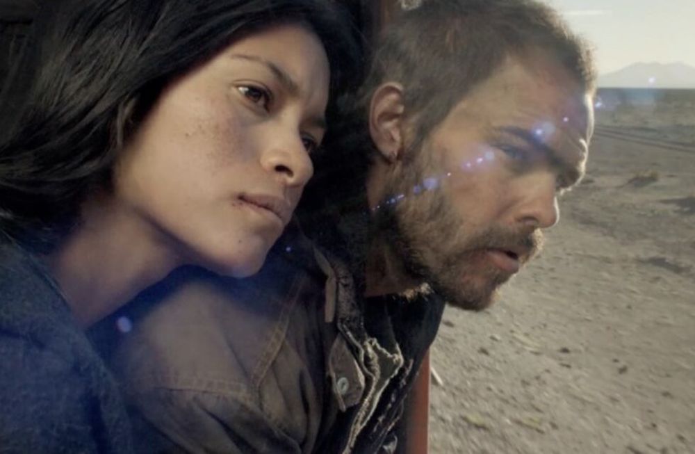 El cine argentino también explora el universo distópico. En Los últimos (2017), dirigida por Nicolás Puenzo, una joven pareja que vive en un campo de refugiados durante la Guerra del Agua, decide huir al mar para sobrevivir.