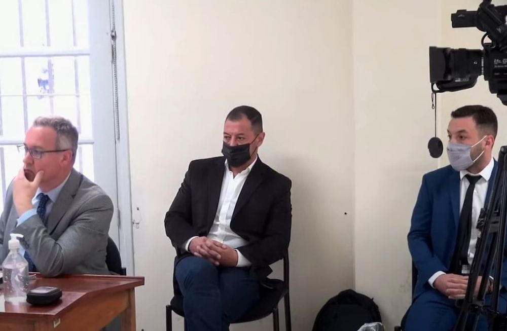 Los acusados, Gustavo Matar y su hijo Brahim, durante la lectura de los cargos en el inicio del debate.
