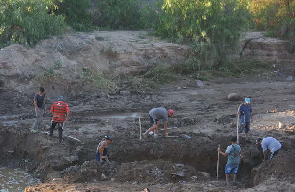 Policías, bomberos, municipales y familiares rastrillaron ayer la zona donde la corriente se llevó a la víctima, pero con resultados negativos. / Nicolás Ríos