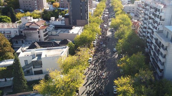 Mendoza 23 de abril de 2024 Marcha en defensa de la educación pública y contra el recorte de fondos para las universidades. Miles de mendocinos marcharon desde la UNCuyo hasta la plaza Independencia. Foto: Marcelo Rolland / Los Andes