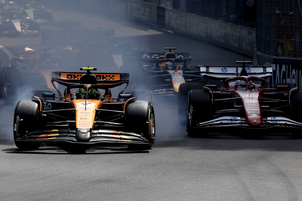 El piloto de McLaren Lando Norris (izq.) de Gran Bretaña lidera al piloto de Scuderia Ferrari Charles Leclerc (der.) de Mónaco al inicio del Gran Premio de Fórmula Uno. Foto: EFE/EPA/YOAN VALAT