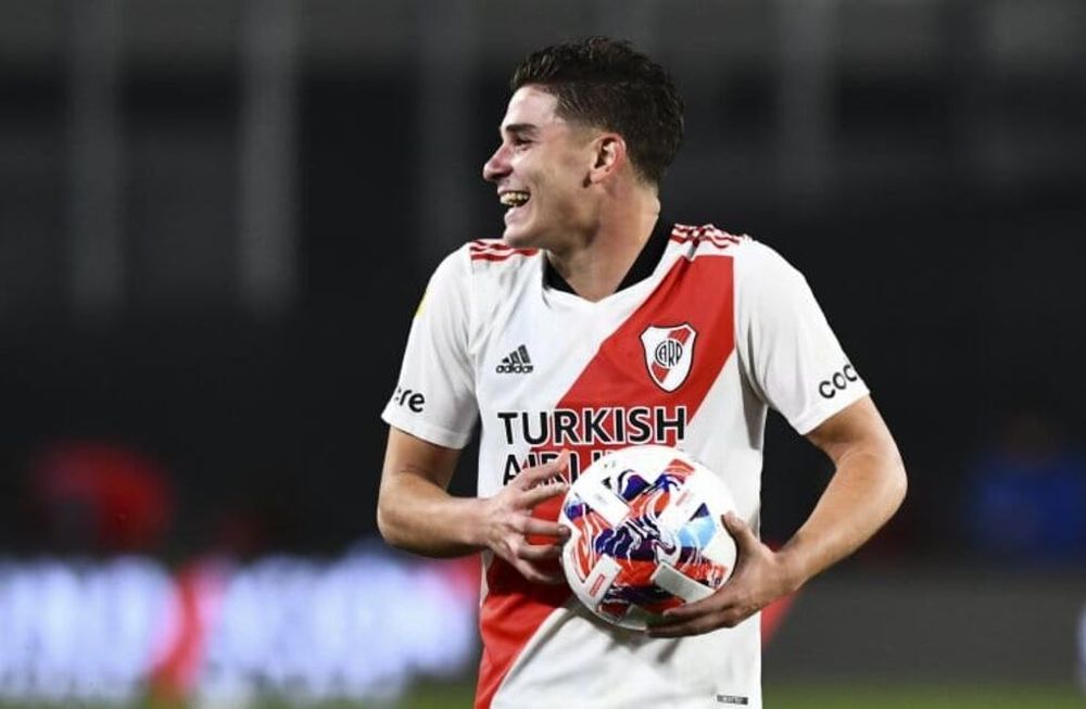Julián Álvarez se lleva la pelota de recuerdo, tras su primer hattrick en Primera para darle la victoria a River sobre San Lorenzo y dejarlo más puntero que nunca.
