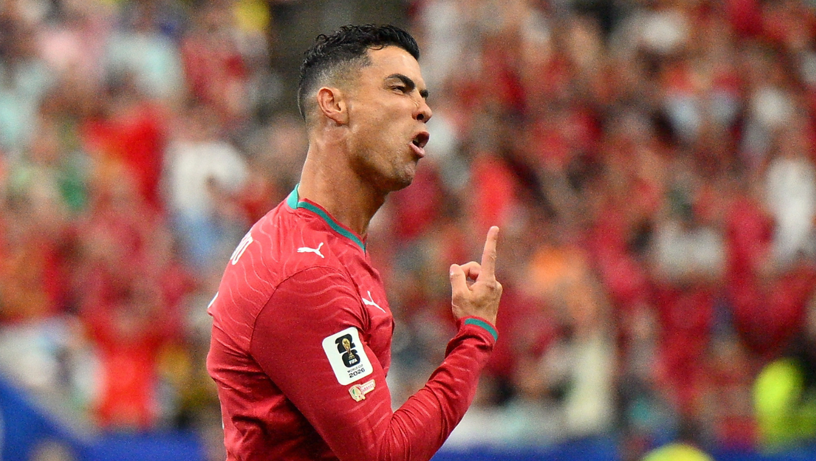 Cristiano Ronaldo de Portugal celebra el gol que puso el 1-0 sobre Uzbekistán.