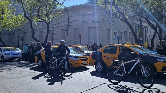 Las protestas recientes de los taxis contra las plataformas de transporte llegaron hasta la Legislatura.