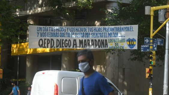 El pasacalles en honor a Diego Maradona. Foto: Ignacio Blanco / Los Andes