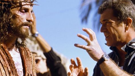 El actor Jim Caviezel recibe indicaciones de Mel Gibson durante el rodaje de la película.
