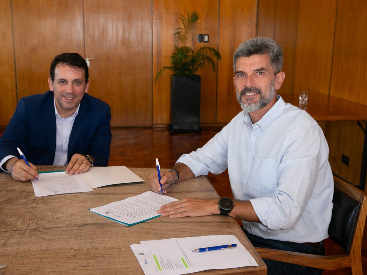 Ulpiano Suarez firmó un convenio para mejorar veinte escuelas de la Ciudad