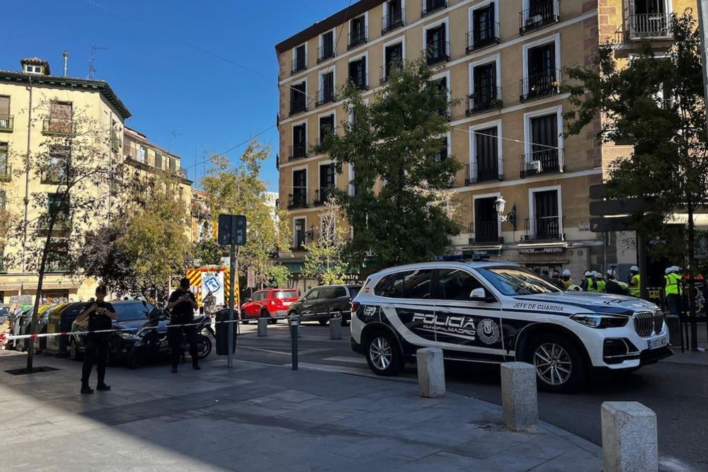 Testigos describen un estruendo y una nube de polvo cuando cedieron los niveles superiores y parte del sótano; la causa del derrumbe sigue bajo investigación.