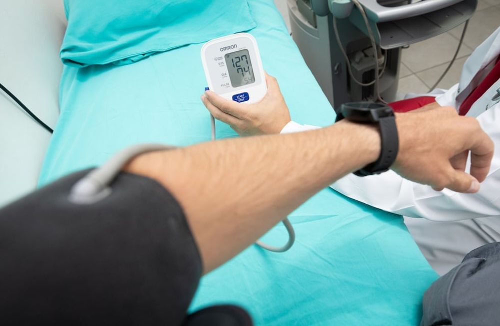 Investigacion y estudio cardiovascular.  Un equipo de cardiólogos de Mendoza integrado por los doctores Carlos Bernasconi, Nicolas Renna y Martin Repetto relacionó la función diastólica y los eventos cardiovasculares durante 5 años de seguimiento tras el diagnóstico de hipertensión arterial en la población argentina. La conclusión fue que la disfunción diastólica de grado II y II fue el factor pronóstico más importante para la aparición de muerte, accidente cerebrovascular e infarto en pacientes con diagnóstico temprano de hipertensión arterial. Foto: Ignacio Blanco / Los Andes