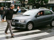 segun la psicologia, saludar con la mano para agradecer a los autos al cruzar la calle es caracteristico de estas personas segun la psicologia, saludar con la mano para agradecer a los autos al cruzar la calle es caracteristico de estas personas