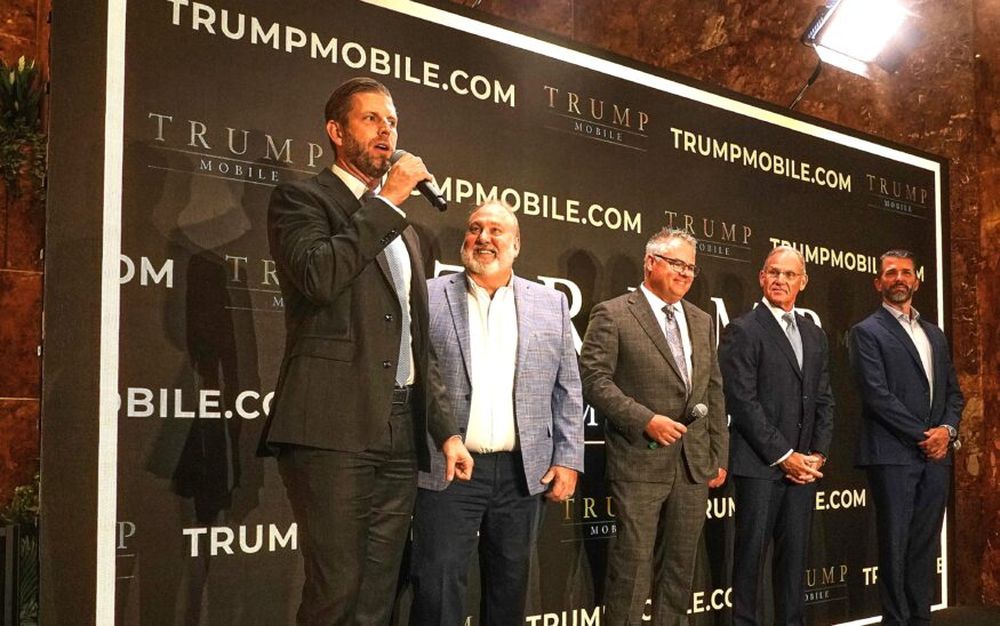 Eric y Donald Trump Jr. presentaron Trump Mobile, una empresa de comunicación que ofrece un celular y un plan de datos, todo con manufactura de Estados Unidos