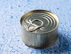 ni portavelas ni macetita: dos formas de aprovechar las latas de atun, un tesoro que tenes en casa