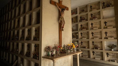 Los Andes | En la necrópolis de Ciudad descansan los restos de miles de mendocinos. Las visitas guiadas incluyen historias de masones, familias patricias y bodegueros. Foto: Ignacio Blanco / Los Andes
