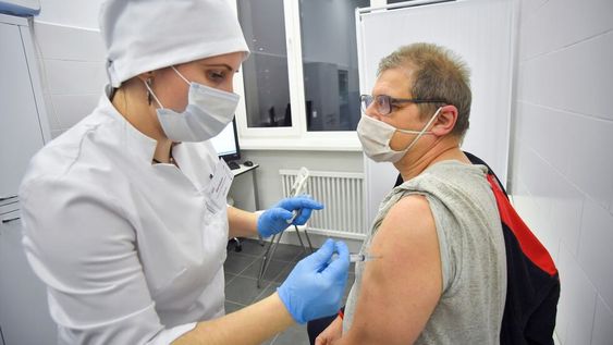 Igual de mal está demonizar la vacuna rusa tal cual hacen Bullrich y Carrió, como efectuar propaganda política con ella, tal cual pretende el gobierno escenificando una épica absurda.