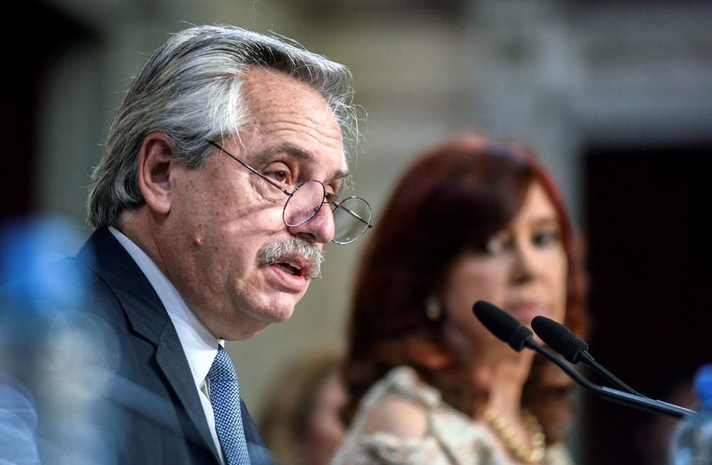 Si un presidente no puede ni siquiera cambiar a un subsecretario, no puede hacer nada. Excepto, claro está, clamar desesperado lealtad absoluta hacia aquella que todos los días le está limando el piso. / Foto: Gentileza