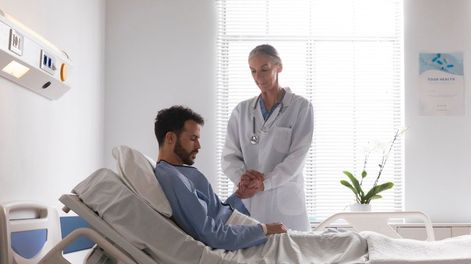 Cada vez que despertaba de una cirugía hablaba español con fluidez a pesar de no tener conocimiento previo del idioma.&nbsp;