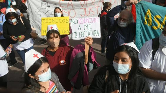 Organizaciones sociales y sindicatos se concentran frente a las vallas de la Legislatura para protestar contra el gobernador Rodolfo Suárez